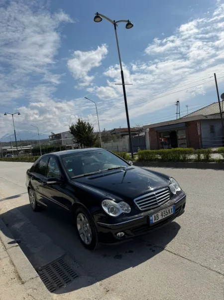 Tirane, shitet Mercedes Benz Benzin+Gaz, e zeze automatik Klima 238 km 5.400 €