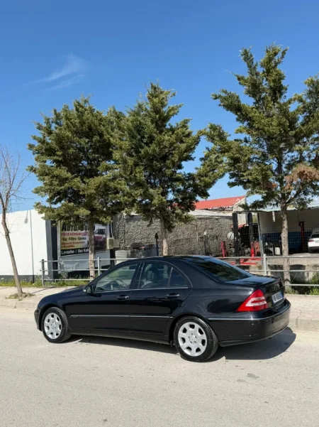 Tirane, shitet Mercedes Benz Benzin+Gaz, e zeze automatik Klima 238 km 5.400 €