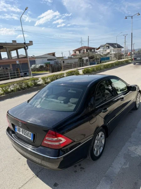 Tirane, shitet Mercedes Benz Benzin+Gaz, e zeze automatik Klima 238 km 5.400 €
