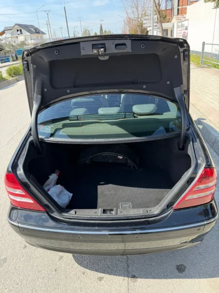 Tirane, shitet Mercedes Benz Benzin+Gaz, e zeze automatik Klima 238 km 5.400 €