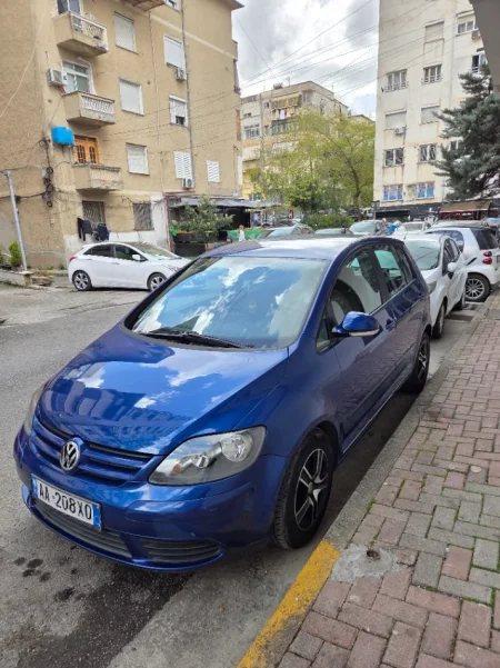 Tirane, shes makine VW Golf 5+ Plus Nafte, blu e errët automatik Klima 230.000 km 4.000 €