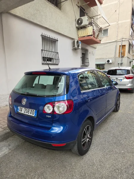 Tirane, shes makine VW Golf 5+ Plus Nafte, blu e errët automatik Klima 230.000 km 4.000 €