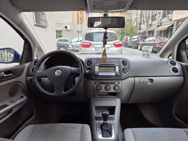 Tirane, shes makine VW Golf 5+ Plus Nafte, blu e errët automatik Klima 230.000 km 4.000 €