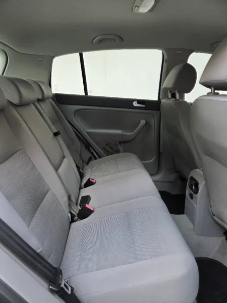 Tirane, shes makine VW Golf 5+ Plus Nafte, blu e errët automatik Klima 230.000 km 4.000 €