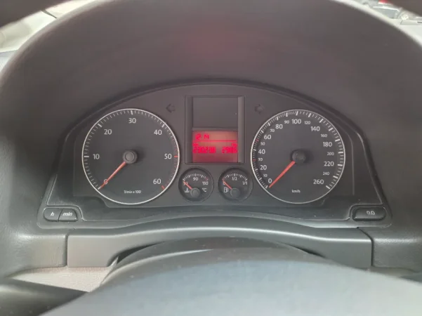 Tirane, shes makine VW Golf 5+ Plus Nafte, blu e errët automatik Klima 230.000 km 4.000 €