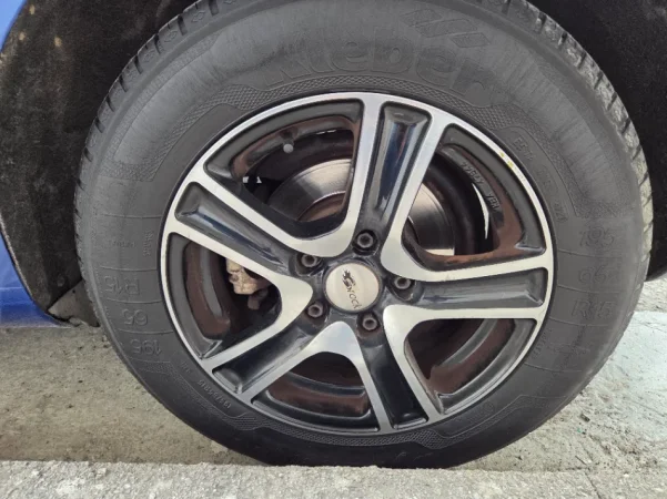 Tirane, shes makine VW Golf 5+ Plus Nafte, blu e errët automatik Klima 230.000 km 4.000 €