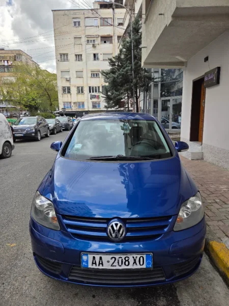 Tirane, shes makine VW Golf 5+ Plus Nafte, blu e errët automatik Klima 230.000 km 4.000 €