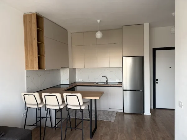 Jepet me qera apartament 1+1+Ballkon Kati 2, 63 m² 395 € (Rruga Azem Galica Kamez)