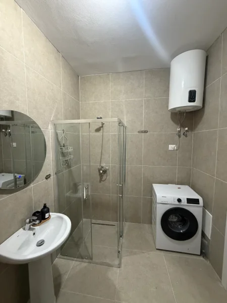 Jepet me qera apartament 1+1+Ballkon Kati 2, 63 m² 395 € (Rruga Azem Galica Kamez)