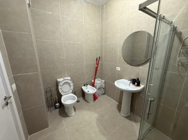 Jepet me qera apartament 1+1+Ballkon Kati 2, 63 m² 395 € (Rruga Azem Galica Kamez)