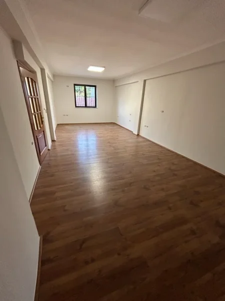 Tirane, jepet me qera zyre Kati 0, 130 m² 1.200 € 
