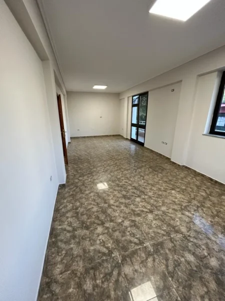 Tirane, jepet me qera zyre Kati 0, 130 m² 1.200 € 