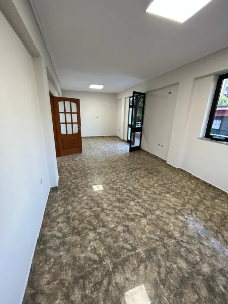 Tirane, jepet me qera zyre Kati 0, 130 m² 1.200 € 