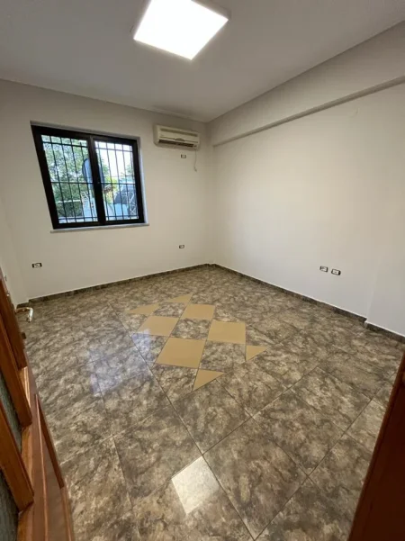 Tirane, jepet me qera zyre Kati 0, 130 m² 1.200 € 