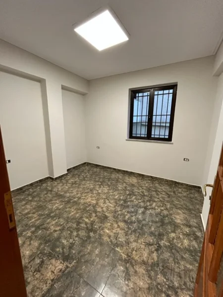 Tirane, jepet me qera zyre Kati 0, 130 m² 1.200 € 