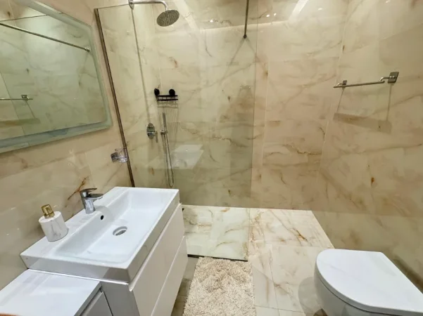 Tirane, jepet me qera apartament 1+1+Ballkon Kati 3, 82 m² 800 € (Kompleksi Delijorgji)