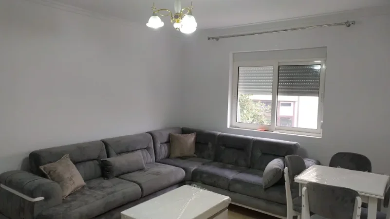 Tirane, jepet me qera apartament 1+1 Kati 3, 500 € (Xhamlliku)