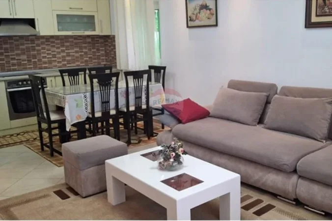 Tirane, jepet me qera apartament , 100 m² 700 € 