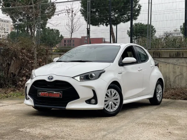 Tirane, shes makine TOYOTA YARIS HYBRID 2023 Benzin, e bardhë automatik Klima 121.000 km 13.500 €