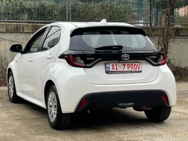 Tirane, shes makine TOYOTA YARIS HYBRID 2023 Benzin, e bardhë automatik Klima 121.000 km 13.500 €