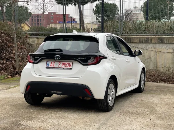 Tirane, shes makine TOYOTA YARIS HYBRID 2023 Benzin, e bardhë automatik Klima 121.000 km 13.500 €