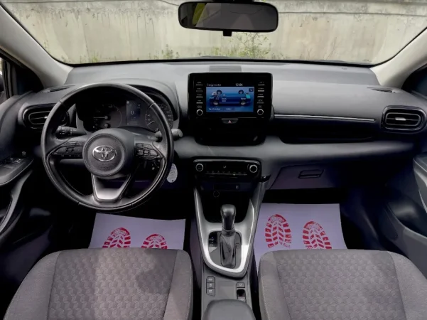 Tirane, shes makine TOYOTA YARIS HYBRID 2023 Benzin, e bardhë automatik Klima 121.000 km 13.500 €