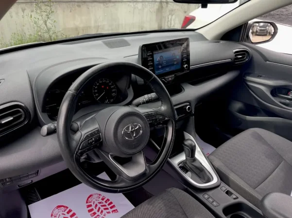 Tirane, shes makine TOYOTA YARIS HYBRID 2023 Benzin, e bardhë automatik Klima 121.000 km 13.500 €