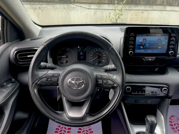Tirane, shes makine TOYOTA YARIS HYBRID 2023 Benzin, e bardhë automatik Klima 121.000 km 13.500 €