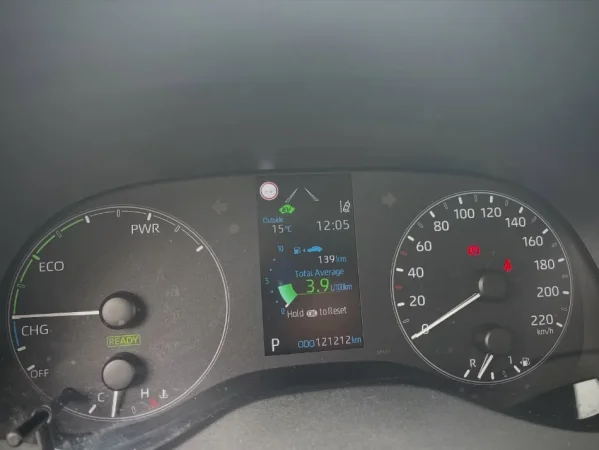 Tirane, shes makine TOYOTA YARIS HYBRID 2023 Benzin, e bardhë automatik Klima 121.000 km 13.500 €