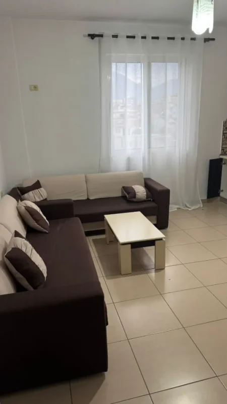 Tirane, jepet me qera apartament 1+1 Kati 1, 