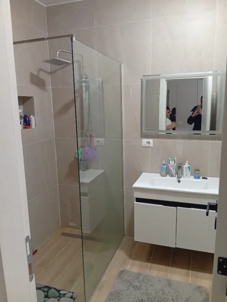 Jepet me qira apartament 1+1 afer tek Pazari i Ri 600€