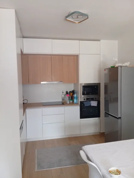 Jepet me qira apartament 1+1 afer tek Pazari i Ri 600€