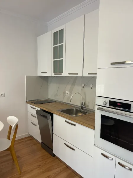 Tirane, jap me qera apartament 1+1+Ballkon Kati 3, 70 m² 550 € (Rruga e Barrikadave)