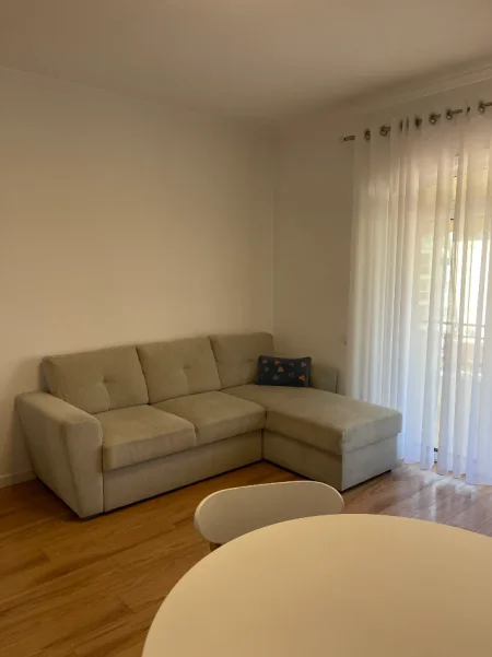 Tirane, jap me qera apartament 1+1+Ballkon Kati 3, 70 m² 550 € (Rruga e Barrikadave)