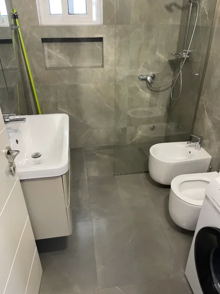 Tirane, jap me qera apartament 1+1+Ballkon Kati 3, 70 m² 550 € (Rruga e Barrikadave)