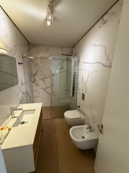 Tirane, jepet me qera apartament 2+1+Ballkon , 110 m² 800 € 