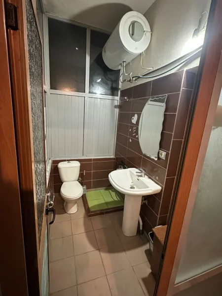 Jepet me Qera Banesë 1+1, Mobiluar, Çmimi 35.000 Lekë te Reja,Tek Bulevardi i Ri,, Tiranë.