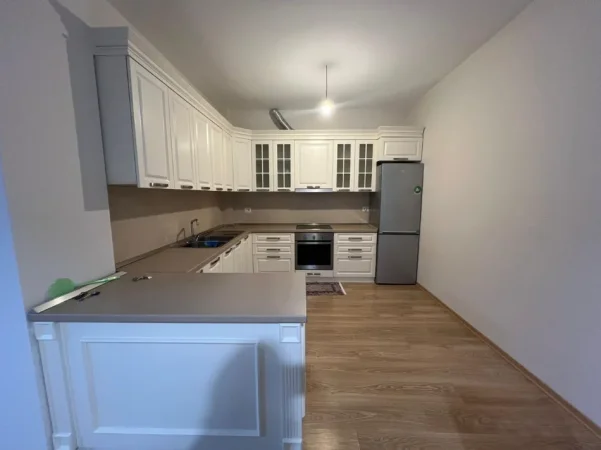 Tirane, jepet me qera apartament 1+1 Kati 2, 110 m² 650 € (Kopshti botanik)