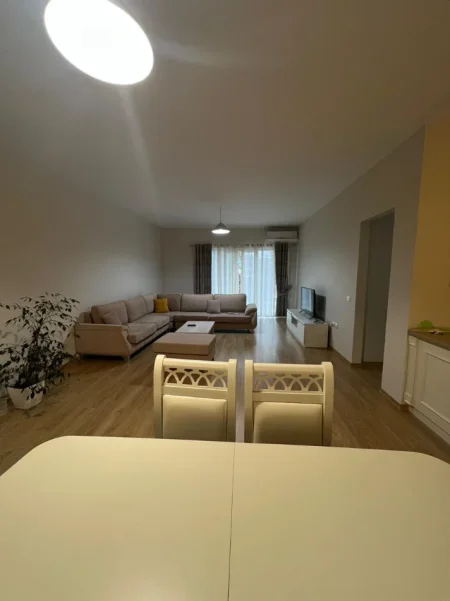 Tirane, jepet me qera apartament 1+1 Kati 2, 110 m² 650 € (Kopshti botanik)