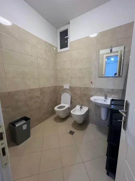 Tirane, jepet me qera apartament 1+1 Kati 2, 110 m² 650 € (Kopshti botanik)