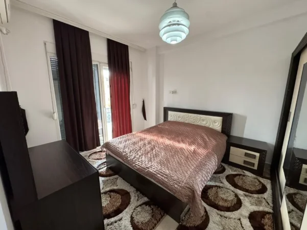 Tirane, jepet me qera apartament 1+1 Kati 2, 90 m² 600 € (Laprake)