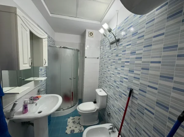 Tirane, jepet me qera apartament 1+1 Kati 2, 90 m² 600 € (Laprake)