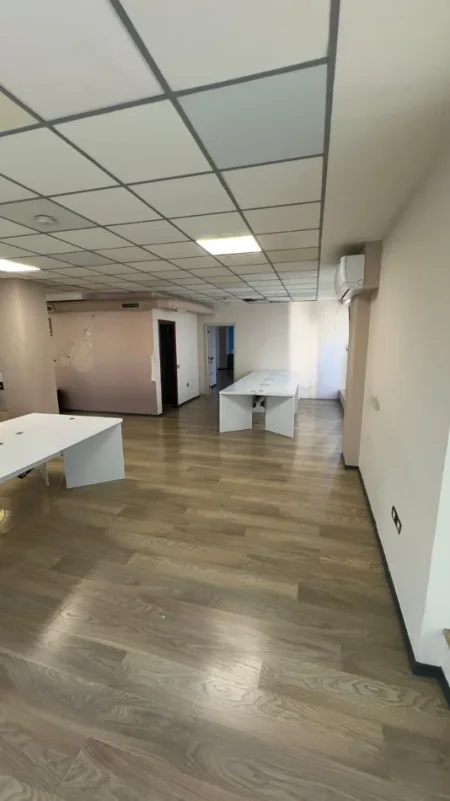 Tirane, jepet me qera ambjent biznesi Kati 1, 306 m² 3.600 € (Fillimi i Rruges Dibres)