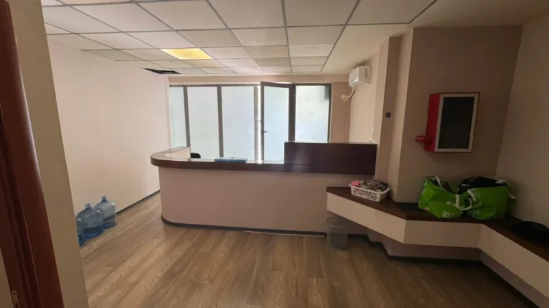 Tirane, jepet me qera ambjent biznesi Kati 1, 306 m² 3.600 € (Fillimi i Rruges Dibres)