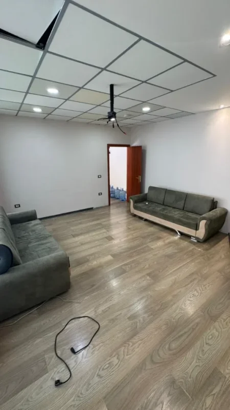 Tirane, jepet me qera ambjent biznesi Kati 1, 306 m² 3.600 € (Fillimi i Rruges Dibres)