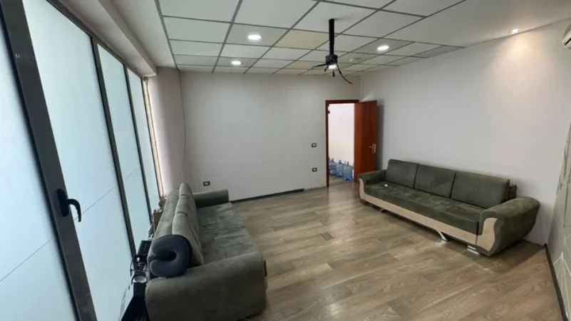 Tirane, jepet me qera ambjent biznesi Kati 1, 306 m² 3.600 € (Fillimi i Rruges Dibres)
