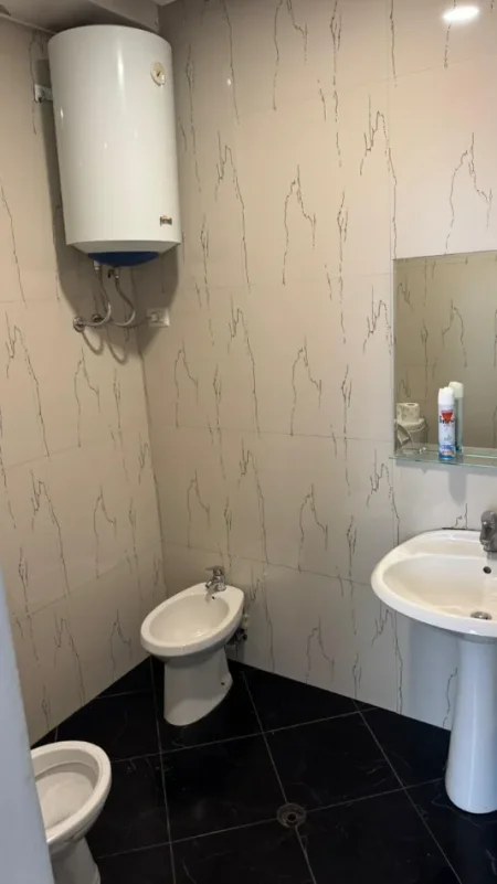 Tirane, jepet me qera ambjent biznesi Kati 0, 80 m² 1.200 € (Rruga e Dibres Afer Qendres)