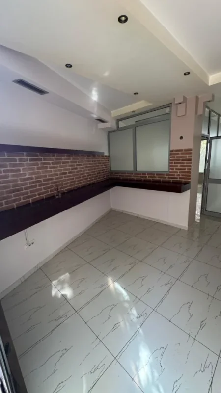Tirane, jepet me qera ambjent biznesi Kati 0, 80 m² 1.200 € (Rruga e Dibres Afer Qendres)