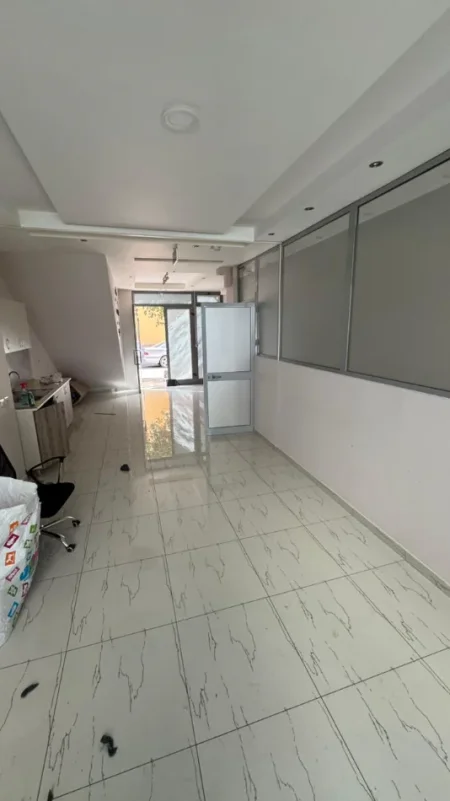 Tirane, jepet me qera ambjent biznesi Kati 0, 80 m² 1.200 € (Rruga e Dibres Afer Qendres)