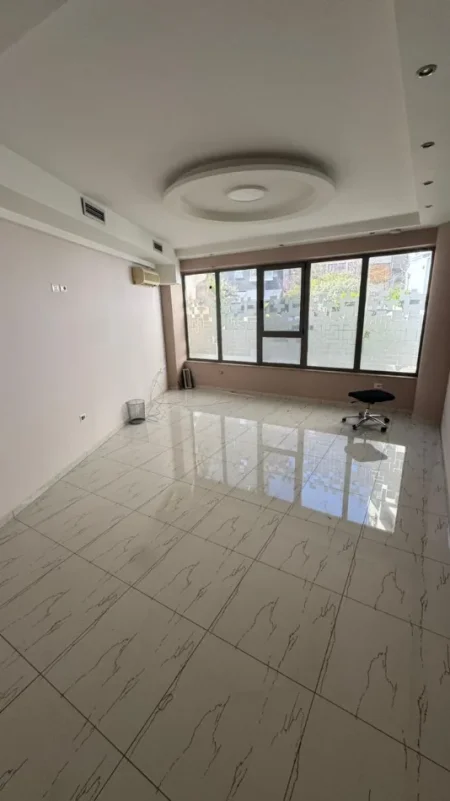 Tirane, jepet me qera ambjent biznesi Kati 0, 80 m² 1.200 € (Rruga e Dibres Afer Qendres)